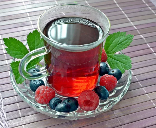 Un bicchiere di tè alla frutta appena fatto — Foto Stock