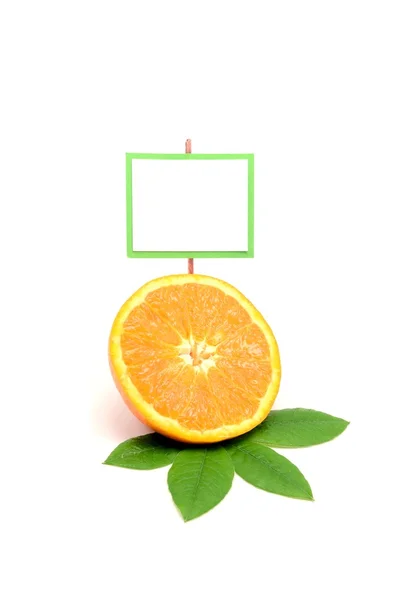 Свежесрезанный апельсин с пространством для копирования — стоковое фото