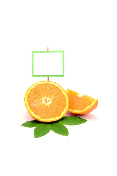 Свежесрезанный апельсин с пространством для копирования — стоковое фото