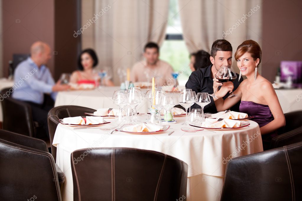 Фото в ресторане за столом девушка