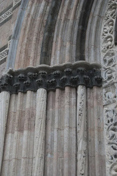 Detaljer för kolumnerna abside och lateralt i den Messina cathe — Stockfoto