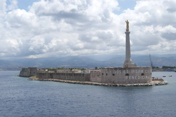 L'ingresso del porto di Messina in Sicilia — Foto Stock