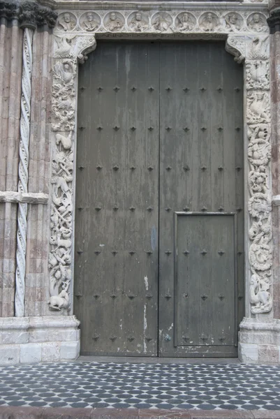 Porta antiga e histórica — Fotografia de Stock