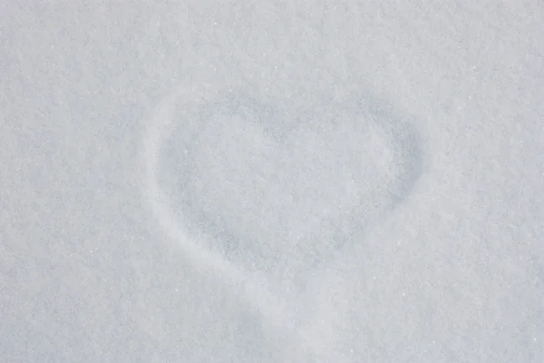 Herz auf Schnee — Stockfoto