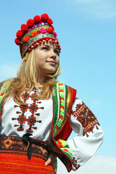 Het meisje in de Oekraïense nationale kostuum — Stockfoto