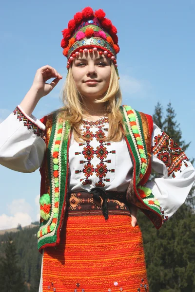 Девушка в украинском национальном костюме — стоковое фото