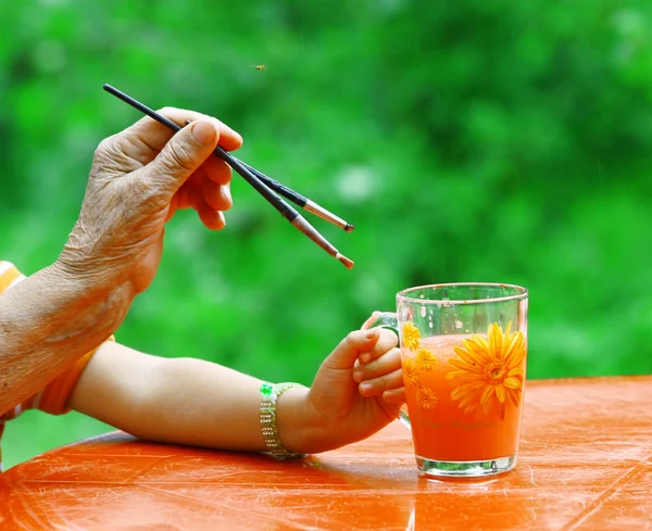 젊고 오래 된 예술가의 손 — 스톡 사진