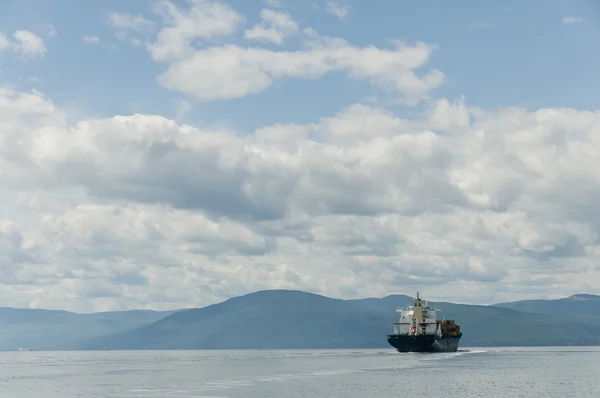 Containerfartyg på en vacker blå himmel — Stockfoto