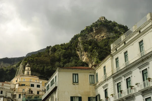 Amalfi cityscape bulutlu gökyüzü altında — Stok fotoğraf