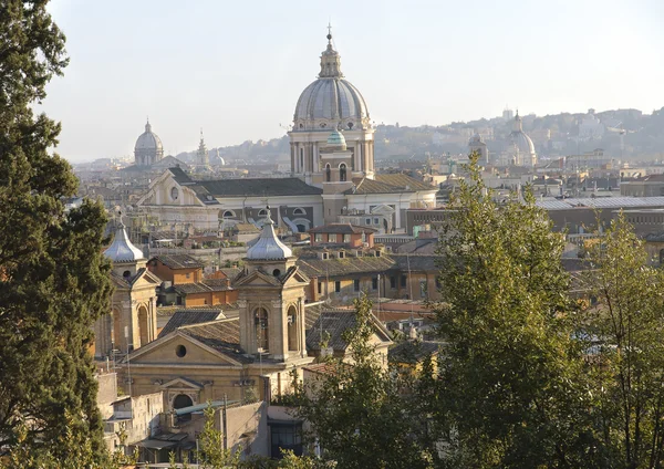 Daken en kerken koepels in rome schilderachtig uitzicht — Stockfoto