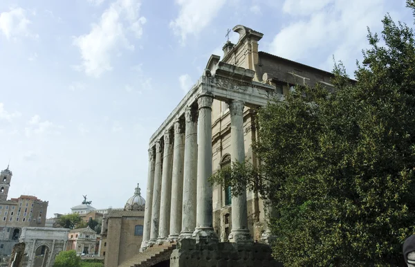 Romeinse forum Tempel sluit weergave — Stockfoto