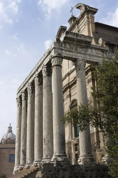 Roma Tapınağı görünümünü kapat — Stok fotoğraf