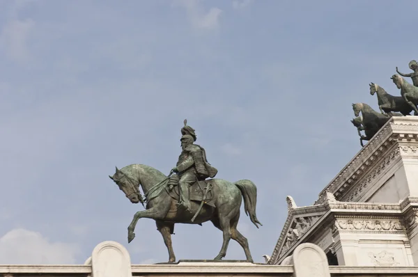 Бронзовая статуя Виктора Эммануила — стоковое фото
