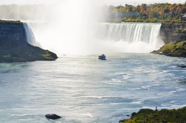 Cruise boats nearby the Niagara falls — Stock Photo, Image