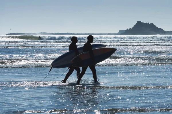 Surfaři při západu slunce — Stock fotografie