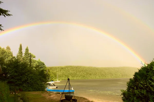 Arcobaleno su un lago — Foto Stock