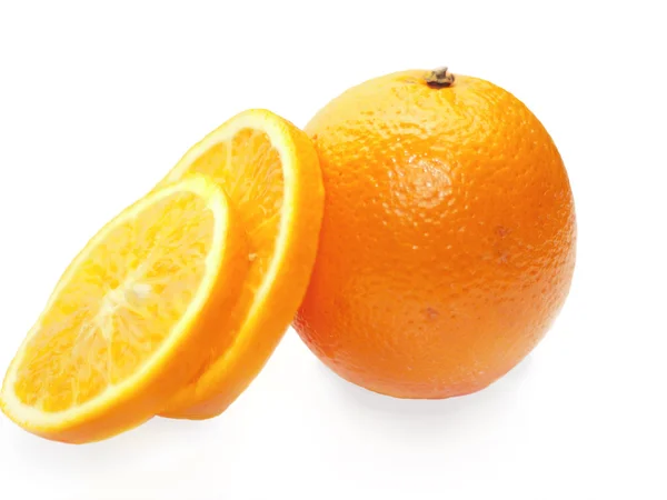Πορτοκαλί με φέτες που απομονώνονται σε λευκό — Φωτογραφία Αρχείου