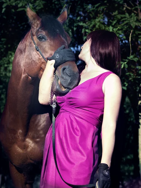 Hübsche Frauen mit Pferd — Stockfoto