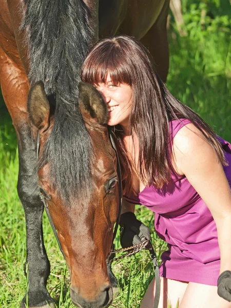 Mujeres bonitas con caballo — Foto de Stock