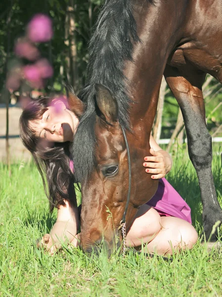 Piękne kobiety z koniem — Zdjęcie stockowe