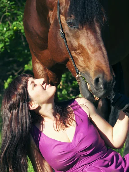 말과 함께 예쁜 여자 — 스톡 사진