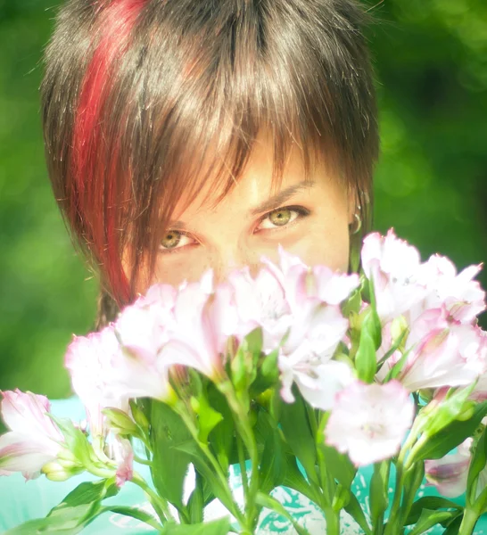 Olhando de menina bonita com flor macia — Fotografia de Stock