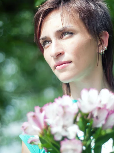 Söt flicka med mjuk blomma — Stockfoto