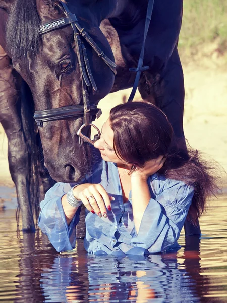 Kus van mooi meisje met de jouwe paard — Stockfoto