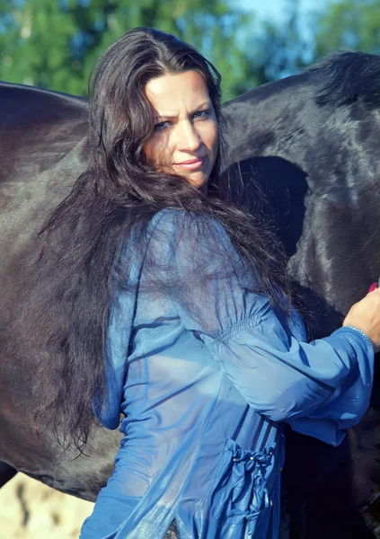 Sexy dívka s vaším koněm — Stock fotografie