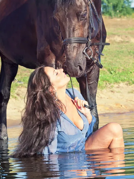 El beso de la muchacha bonita a su caballo — Foto de Stock