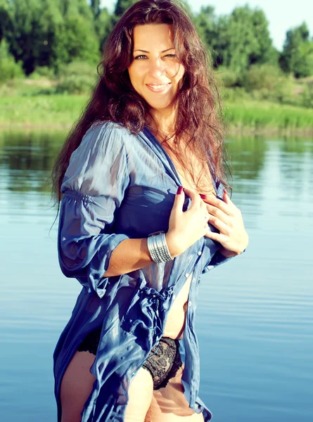Mulheres sexy no lago — Fotografia de Stock