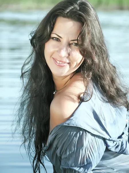 青い湖の中でセクシーな女性 — ストック写真