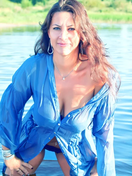 Sexiga kvinnor i blått i sjön — Stockfoto