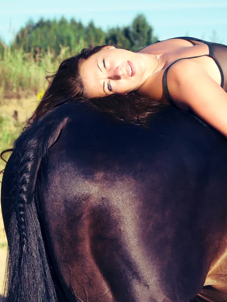 Mooie vrouwen laeing op zak paard — Stockfoto