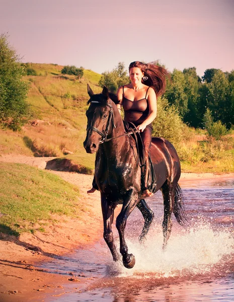 湖で馬に乗ってギャロッピング セクシーな女性 — ストック写真