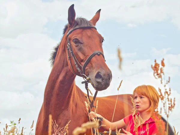Onun atı ile genç kız — Stok fotoğraf