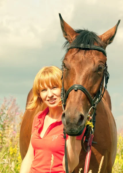 Retrato de menina agradável com seu cavalo — Fotografia de Stock