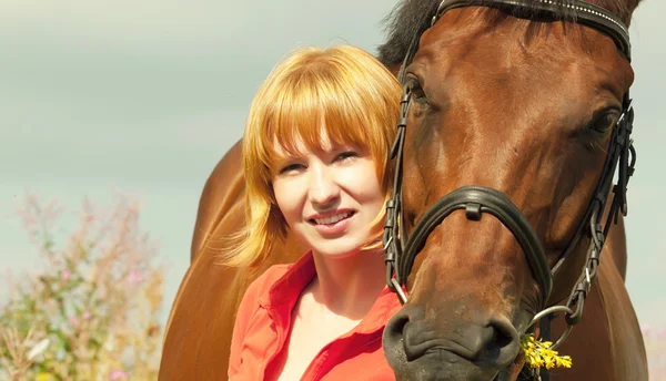 馬のクローズ アップを持つ若い女の子の肖像画 — ストック写真