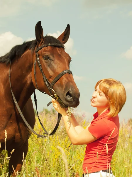 Ritratto di giovane ragazza con cavallo — Foto Stock