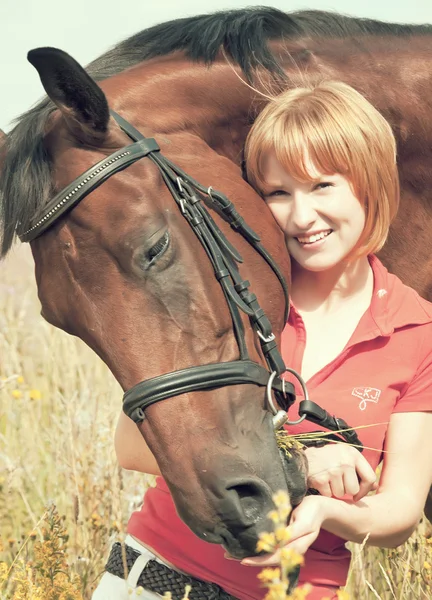 彼女の馬を持つ素敵な若い女の子の肖像画 — ストック写真