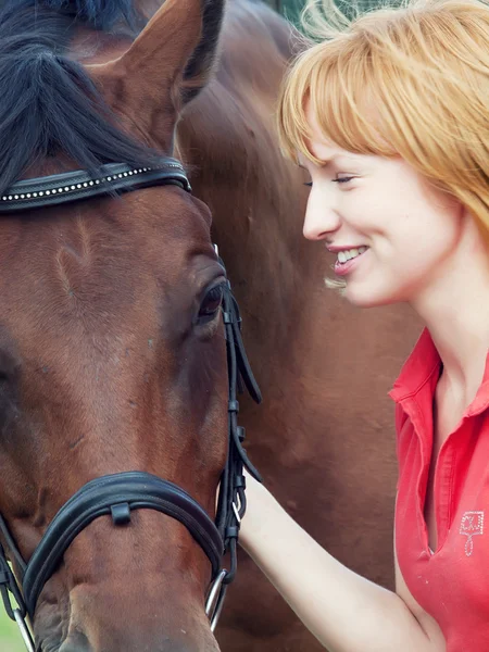 Portrét pěkné mladé dívky s closeup její koně — Stock fotografie