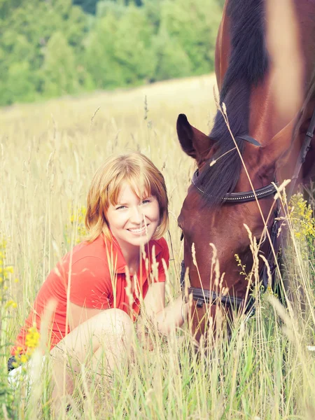 Rapariga bonita com cavalo na sujeira — Fotografia de Stock