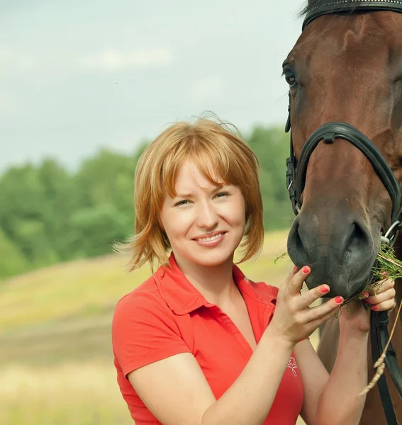 Retrato de menina agradável com seu cavalo — Fotografia de Stock