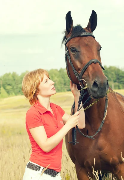 彼女の馬を持つ若い女の子 — ストック写真