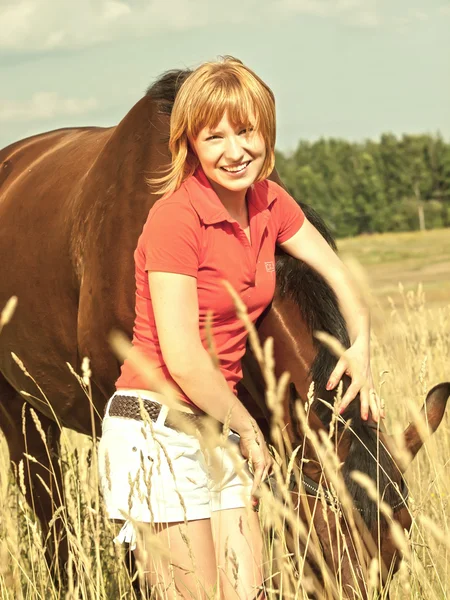 Vrij jong meisje met de jouwe paard — Stockfoto