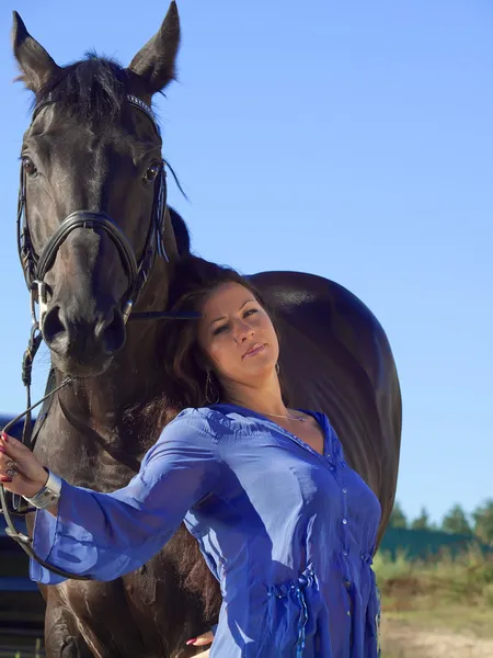 Siyah at ile seksi kız — Stok fotoğraf