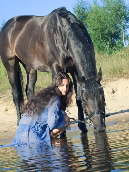 Mulheres bonitas com seu cavalo no lago — Fotografia de Stock