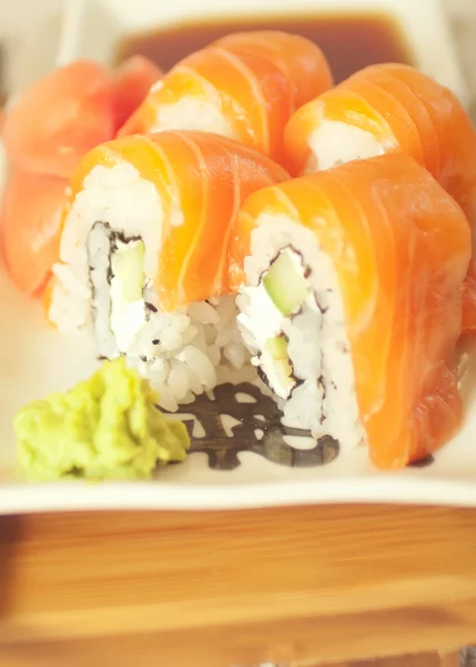 Sushi au saumon Philadelphie sur assiette — Photo