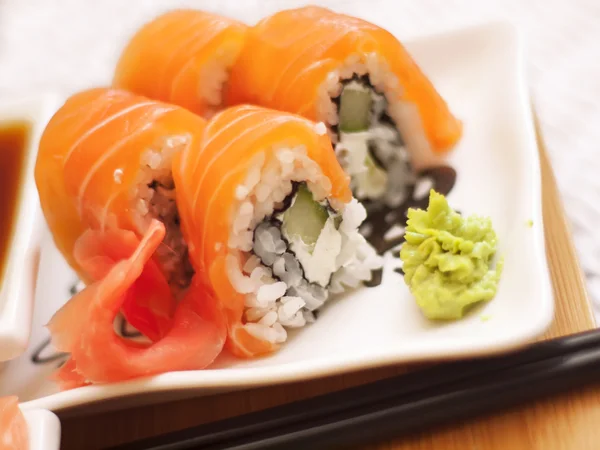 Philadelphia łosoś sushi na talerzu — Zdjęcie stockowe