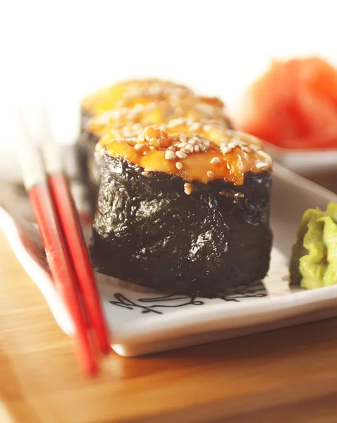 热寿司用筷子板上 — 图库照片